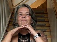 hallo iedereen,ik ben een 48 jarige, gezellige huisvrouw, ik sta voor veel open na een kort gesprek met je, bij mij is iedereen welkom, jong en oud maar ook zeker vrouwen omdat ik zelf bi ben.ik zie jullie graag allemaal in de chat bij me voor een gesprek, of iets gewaagdere dingen... tot snel xxxxx