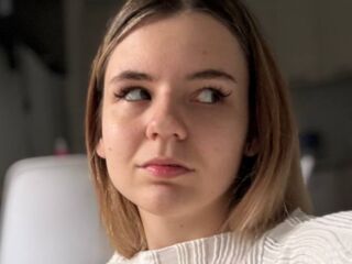 camgirl shaving pussy AnnikaMorgan