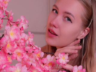 naked camgirl fingering pussy BertaTurro