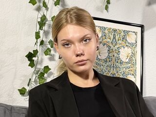 webcamgirl chatroom DonellaAndra