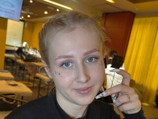 naughty camgirl fingering shaved pussy EmelinaKrider