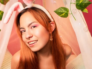 masturbating camgirl EmmaMonnet