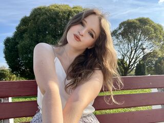 cam girl playing with vibrator EssyMilton