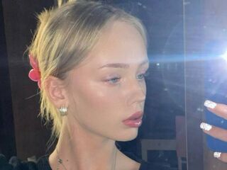 hot cam girl fingering shaved pussy FlorrieBarraza