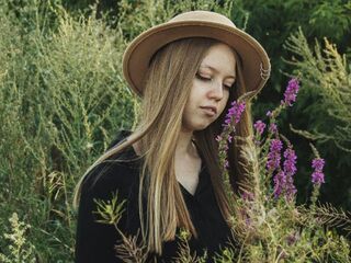 cam girl playing with vibrator KarenLowe