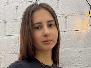 naked camgirl masturbating with vibrator LaurynTinkle