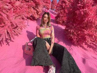 camslut topless LouveniaPranger