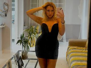 live webcam performer LunaVeller