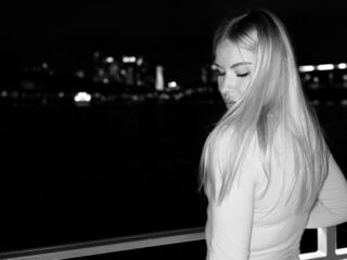 naked cam girl masturbating with dildo MariBrandel