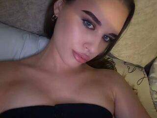 hot cam girl masturbating with vibrator RhiannonJumper